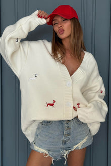 Oversize-Strickjacke für Damen mit V-Ausschnitt, Knöpfen und Dackelmotiven – Marlis – Weiß