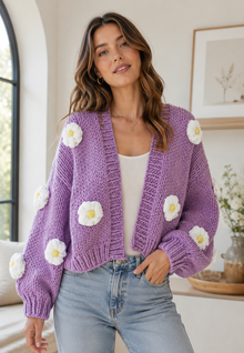 Damen-Strickjacke aus grobem Strick mit Blumenapplikationen und Puffärmeln – Mulinne – Lila