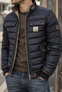Gesteppte Herrenjacke mit Stehkragen und Pattentaschen – Iker – Blau