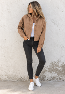 Kurze Damen-Cordjacke mit Hemdkragen und aufgesetzten Taschen – Anouk – Kaffee
