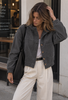 Kurze Damen-Cordjacke mit Hemdkragen und aufgesetzten Taschen – Anouk – Grau