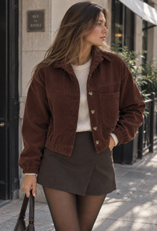 Kurze Damen-Cordjacke mit Hemdkragen und aufgesetzten Taschen – Anouk – Braun