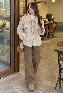 Damen-Cordjacke mit Lammfelloptik am Kragen und Taschen – Sidonie – Beige