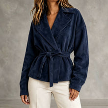 Kurze Damenjacke in Wildlederoptik mit Gürtel und Revers – Valérie – Marineblau