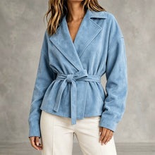 Kurze Damenjacke in Wildlederoptik mit Gürtel und Revers – Valérie – Blau