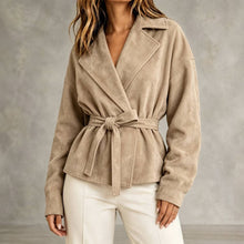 Kurze Damenjacke in Wildlederoptik mit Gürtel und Revers – Valérie – Beige