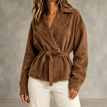 Kurze Damenjacke in Wildlederoptik mit Gürtel und Revers – Valérie – Kaffee