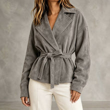 Kurze Damenjacke in Wildlederoptik mit Gürtel und Revers – Valérie – Grau