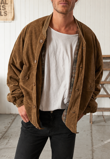 Herrenjacke in Wildlederoptik, lockerer Schnitt, mit Taschen – Mikkel – Kaffee