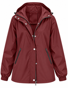 Wasserdichte Damen-Regenjacke mit Kapuze, Taschen und Reißverschluss – Verena – Rot