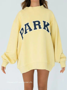 Damen Varsity Sweatshirt – Pastellgelb mit Marineblauen Buchstaben