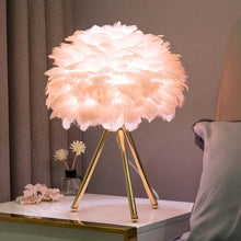 Designer Tischlampe mit Federschirm – Goldenes Stativ & Weiches Stimmungslicht – Rosa
