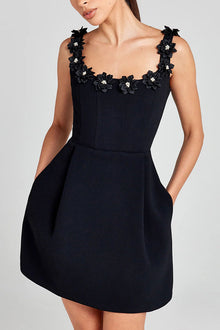 Cindy | Feminines Mini-Kleid mit Blumenapplikationen – Schwarz