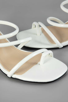 Elegante Sandaletten mit filigranen Riemen – Weiß