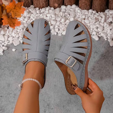 Alvena – Flache Sandalen mit Geschlossener Zehenpartie Ausschnitt Und Schnalle – Grau