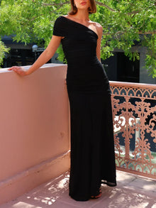 Damen Ein-Schulter Maxikleid mit gerafftem Oberteil und ausgestelltem Rockteil – Schwarz