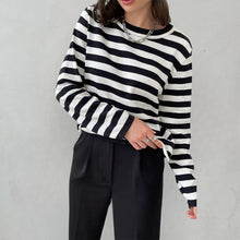 Emilia | Damen Gestreifter Langarm Relaxed-Fit Rundhals Sweater – Schwarz