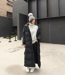 Lange Daunenjacke für Damen mit Kapuze und Seitentaschen – Schwarz