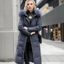 Clara | Damen Langer Daunen-Steppmantel mit Kragen Fellkapuze Wintermantel – Grau