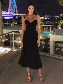 Damen Midikleid mit Spaghettiträgern und Herzausschnitt mit Pailletten-Besatz am Oberteil – Schwarz