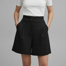 Damen Shorts mit hohem Bund und weitem Bein sowie Falten und zwei Knöpfen – Schwarz