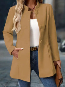 Greta | Damen Wintermantel mit Knöpfen Stehkragen eleganter langer Schnitt – Kamel