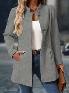 Greta | Damen Wintermantel mit Knöpfen Stehkragen eleganter langer Schnitt – Grau