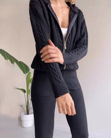 Damen Zweiteiliges Strickset mit Kapuzenjacke Reißverschluss Zopfmuster und Hose mit Bündchen – Schwarz