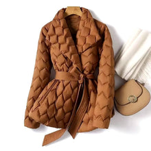 Norlina | Elegante Steppjacke mit verstellbarem Gürtel – Braun