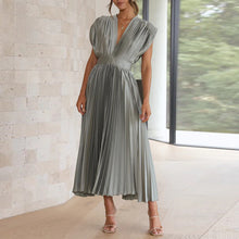 Karolyn - Damenkleid mit V-Ausschnitt und Falten – Olive