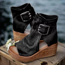 Niasya – Stiefeletten Mit Schnallenriemen Und Keilabsatz – Schwarz
