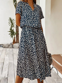 Georgia | Sanft gepunktetes Midi-Kleid mit Knopfdetails – Marineblau