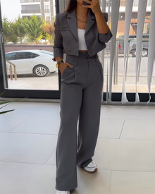 Eleganter Zweiteiliger Anzug mit Hochtaillenhose und raffinierter Jacke – Grau