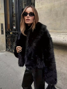 Jorida – Oversized-jacke Aus Kunstfell Mit Gekürztem Revers – Schwarz