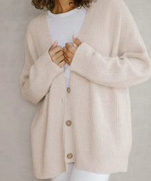 Oversized-Strickcardigan | Tiefer V-Ausschnitt | Lässige Passform – Aprikose
