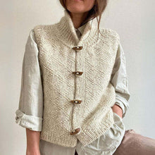 Handgestrickte Damen-Weste mit Holzknöpfen – Kuscheliger, ärmelloser Cardigan in Beige – Weiß