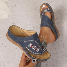 Jacky – Sandalen Mit Keilabsatz Und Bestickter Zehenschlaufe – Blau