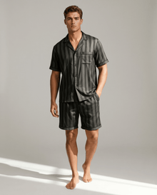 Herren Schlafanzug kurz gemustert mit Hemd und Shorts – Schwarze Streifen