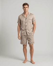 Herren Schlafanzug kurz gemustert mit Hemd und Shorts – Goldenes V