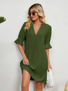 Elise - Locker sitzendes Wickelkleid mit V-Ausschnitt und Falten aus festem Stoff – Army Green (Almost sold out)
