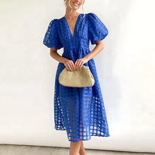 Midikleid mit Karostruktur | Puffärmel | Femininer V-Ausschnitt – Blau