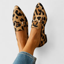 Maria | Damen Klassische Slipper mit Spitz zulaufender Zehenpartie und Druckmuster – Leopard