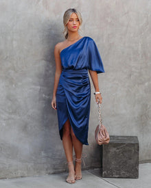 One-Shoulder Satinkleid – Drapiertes Midikleid mit Schlitz & figurbetonter Taille – Blau