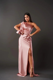 Asymmetrisches Satinkleid – One-Shoulder Abendkleid mit Schlitz & Drapierung – Rosa