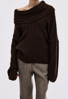 Damenpullover mit asymmetrischem Ausschnitt und freiliegender Schulter – Séverine – Kaffee