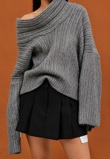 Damenpullover mit asymmetrischem Ausschnitt und freiliegender Schulter – Séverine – Grau
