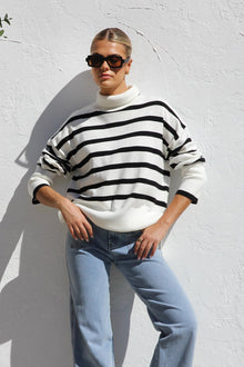Oversize-Strickpullover für Damen mit Streifen und hohem Kragen – Runa – Weiß