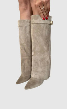 Damenstiefel mit weitem Beinabschluss – Eleganter Retro-Look in Beige – Taupe