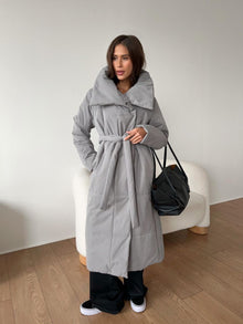Lange Damenpufferjacke mit Gürtel und hohem Kragen – Grau