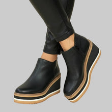 Sevilay – Stiefeletten mit Keilabsatz und Reißverschluss – Schwarz